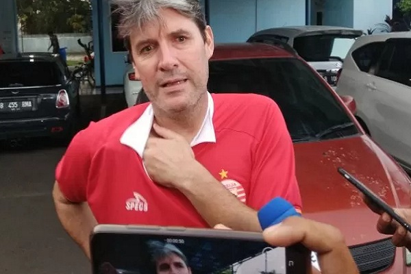  Pelatih Persija Julio Banuelos Terancam Dipecat   