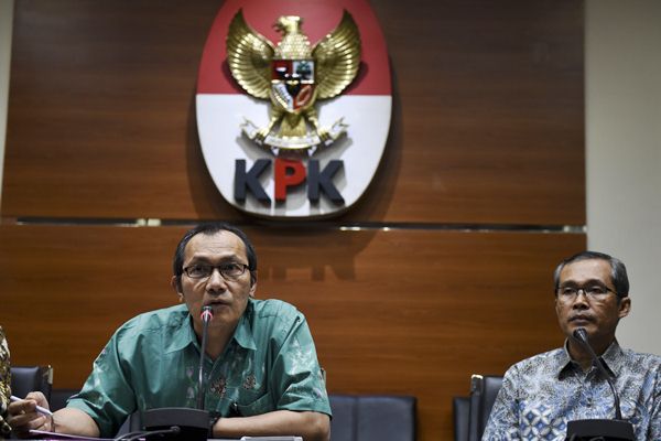 Wakil Ketua KPK Saut Situmorang (kiri) dan Alexander Marwata memberikan keterangan pers mengenai OTT di Bengkulu, di gedung KPK, Jakarta, Rabu (21/6)./Antara-Hafidz Mubarak A
