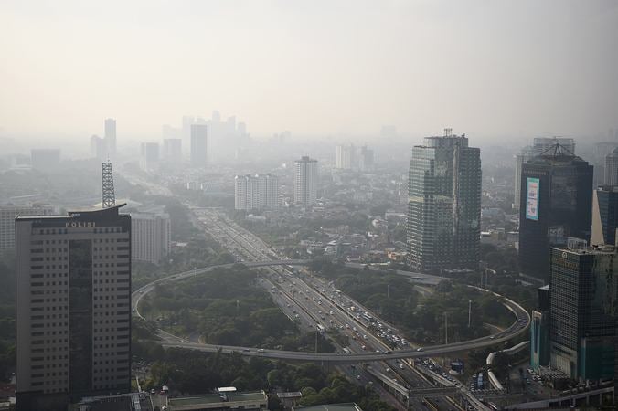Gedung bertingkat tersamar kabut polusi udara di Jakarta, Senin (8/7/2019). Berdasarkan data Air Quality Index pada Senin (8/7/2019) tingkat polusi udara di Jakarta berada pada angka 154 yang menunjukkan bahwa kualitas udara di Ibu Kota termasuk kategori tidak sehat./ANTARA-M Risyal Hidayat