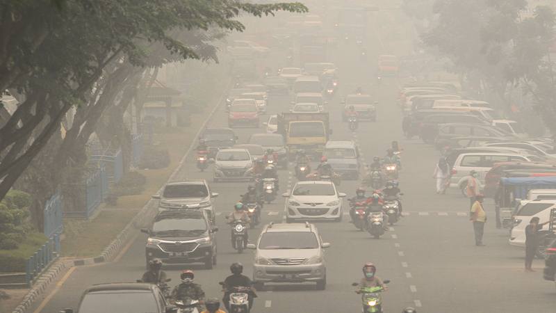  Protes Bencana Kabut Asap, Ratusan Mahasiswa Duduki Kantor DPRD Riau