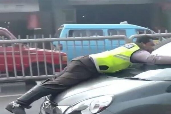  Penuturan Polisi Viral \'Nemplok\' di Kap Mobil