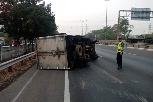  Truk Boks B 9879 XT Terguling, Taksi Blue Bird Tabrak Pembatas Jalan Jembatan Layang Senen