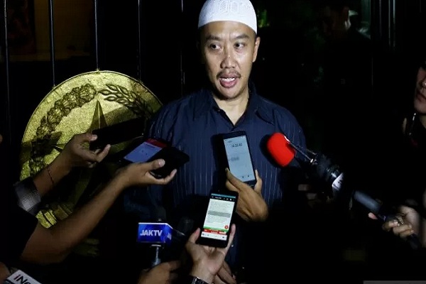 Menpora Imam Nahrawi memberikan keterangan kepada wartawan terkait penetapan dirinya sebagai tersangka baru kasus dugaan korupsi oleh KPK di Widya Chandra III, Jakarta, Rabu (18/9/2019)./Antara
