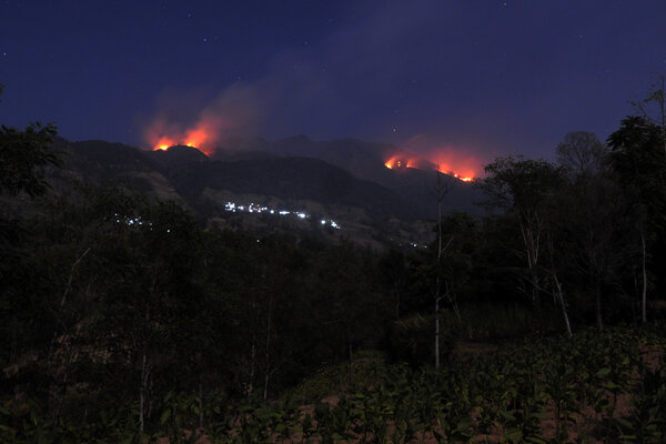  Api di Merbabu Kembali Muncul, Jateng Siapkan \'Water Bombing\'