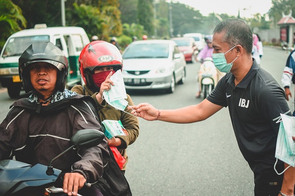  Peduli Polusi Udara Kahutla, PT Angkasa Pura I Balikpapan Bagikan Masker Kepengguna Jalan