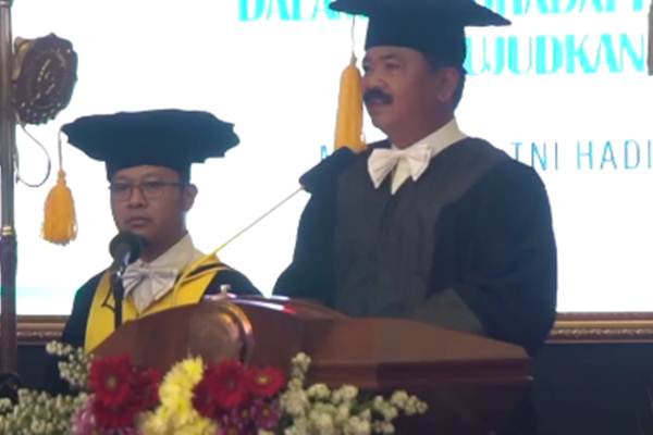 Panglima TNI Marsekal TNI Hadi Tjahyanto (kanan) saat menyampaikan pidato pada penganugerahan gelar Doktor Kehormatan Bidang Manajemen SDM di UNS Surakarta/Antaranews