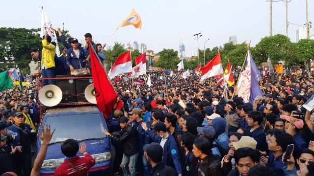  Potret Ribuan Mahasiswa Berjejal di Depan Gedung DPR