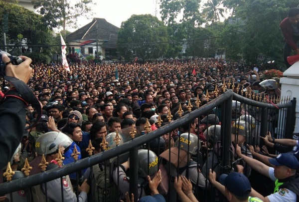  1.500 Mahasiswa se-Bandung Raya Kepung DPRD Jabar