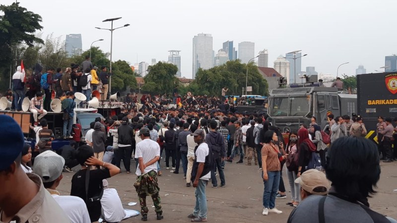  Demo Mahasiswa, Massa Tandingan Ikut Sambangi Gedung DPR