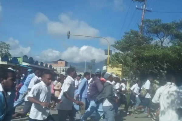 Siswa sekolah berlarian saat kerusuhan di Wamena, Papua, pada Senin (23/9/2019)./Antara