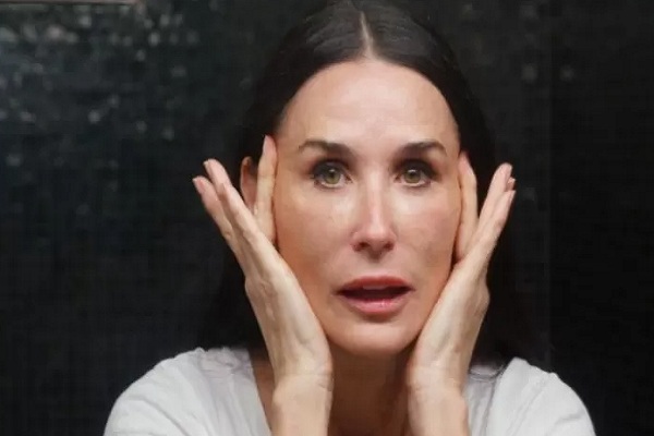  Rahasia Cantik dan Awet Muda Demi Moore di Usia 56 Tahun