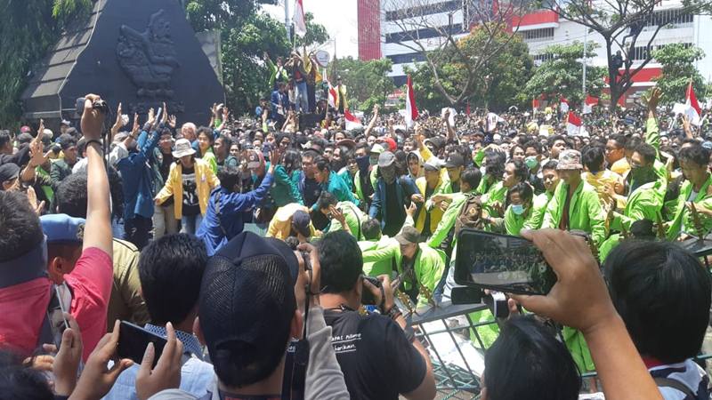  Demo Tolak RKUHP: Mahasiswa di Semarang Paksa Masuk ke Kantor Gubernur Ganjar