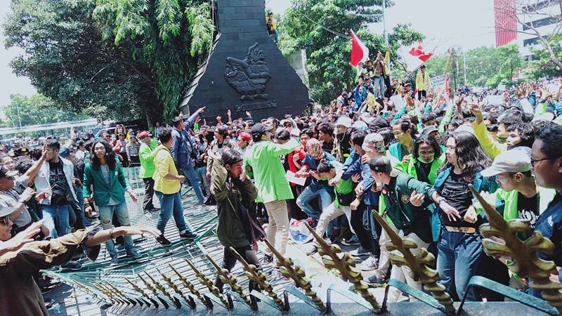 Gerbang kantor Gubernur Jawa Tengah roboh didorong oleh mahasiswa yang memaksa bertemu Gubernur Jawa Tengah Ganjar Pranowo.  JIBI/Bisnis/ Alif Nazzala Rizqi