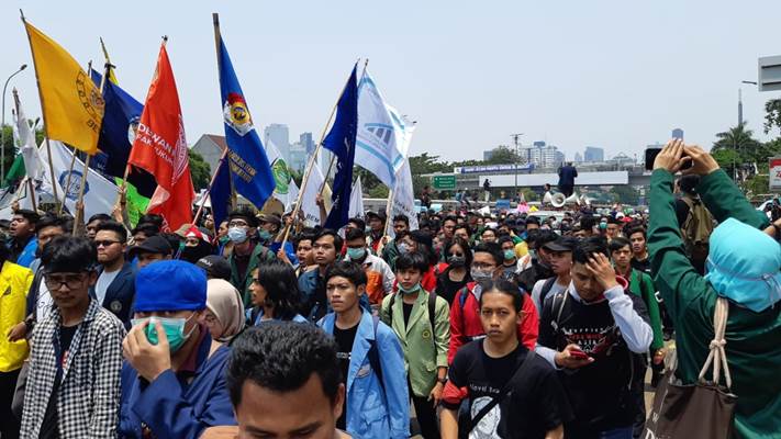  Ribuan Mahasiswa Mulai Bergerak ke Gedung DPR