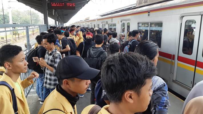  Ratusan Mahasiswa Gunakan KRL Menuju DPR