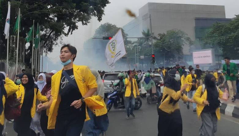 Aksi menolak sejumlah rancangan undang-undang di antaranya RKUHP dan RUU KPK di Palembang Rusuh. Polisi mulai menyemprotkan gas air mata, Selasa (24/9)./Bisnis-Dinda Wulandari