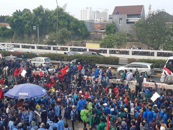  Mahasiswa Terobos Jalan Tol Dalam Kota Depan Gedung DPR RI, Lalin Macet Total