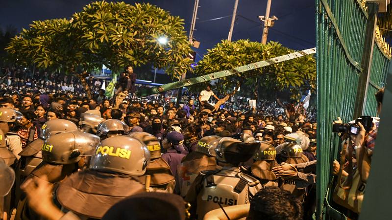  Demo di DPR: Mahasiswa Unnes dan Undip Diintimidasi, Bus Rombongan Difoto Polisi