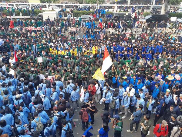  DEMO di DPR: Jalan Gatot Subroto Jadi Lautan Mahasiswa