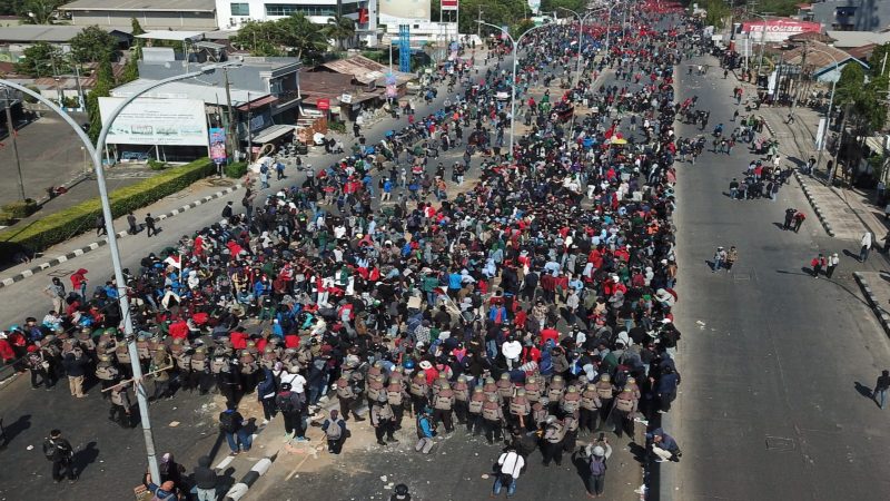  Demonstrasi di Makassar Ricuh, Polisi Tembakkan Gas Air Mata & Water Canon