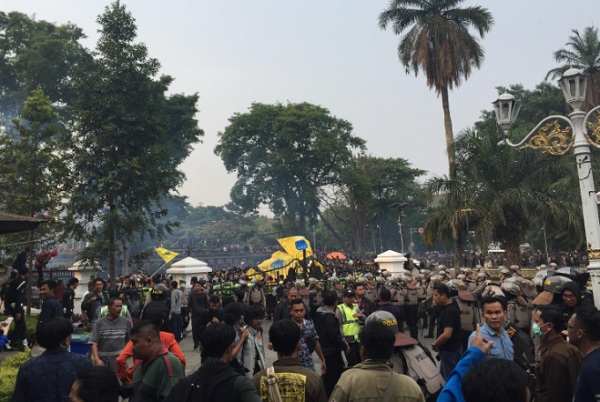  Aksi Demo di DPRD Jabar dan Gedung Sate Hari Ini Kembali Ricuh