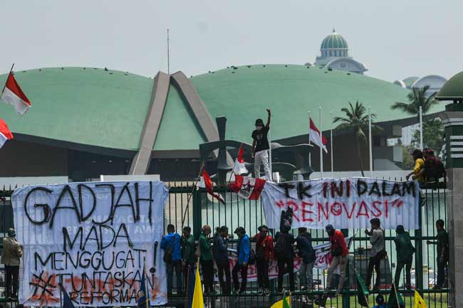  Aksi Mahasiswa di Depan Gedung DPR Masih Berlanjut