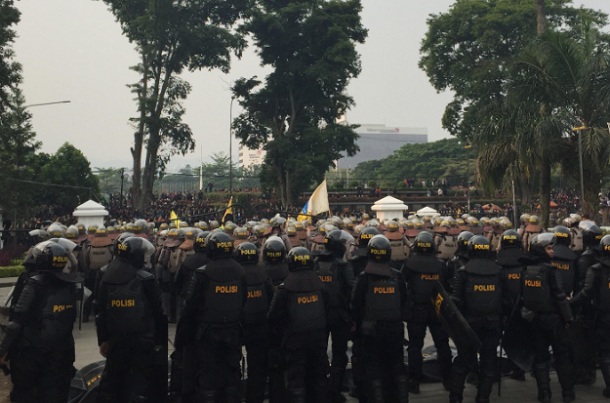  Polisi Minta Mahasiswa Berlindung ke Gedung Sate Saat Gas Air Mata Ditembakkan