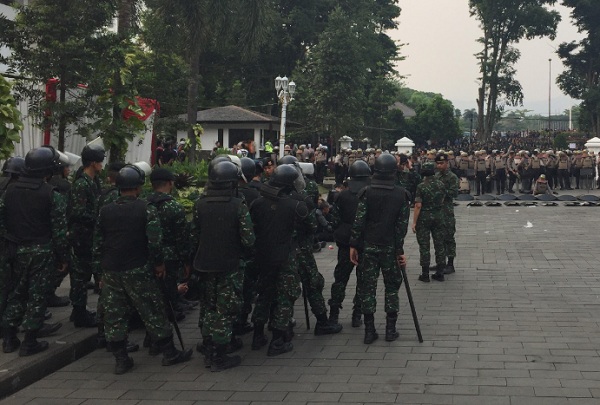  Antisipasi Kericuhan Berlanjut, TNI Mulai Disiagakan di Gedung Sate