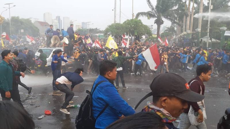  Demo Mahasiswa: Pasukan TNI Dielu-Elukan Massa