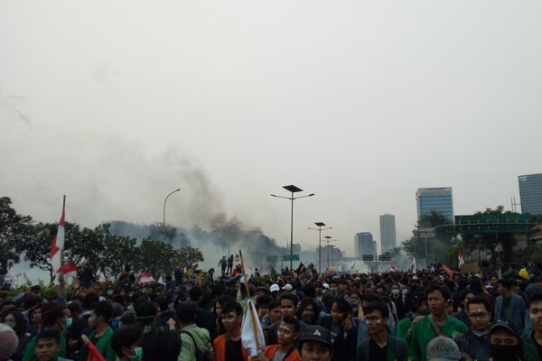  Gas Air Mata Tandai Pecahnya Aksi Massa di Depan Gedung DPR/MPR 