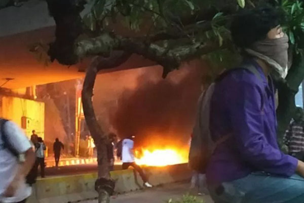  Demonstran Blokade Jalan di Bawah Flyover Senayan