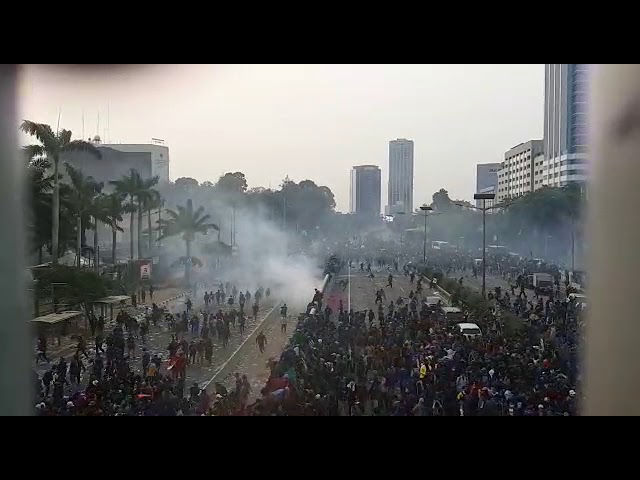  Demo Mahasiswa: Massa Mahasiswa Jebol Pintu Belakang DPR dan Bakar Ban