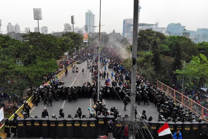  KUMPULAN FOTO: Kericuhan Pecah Saat Senja Mulai Beranjak