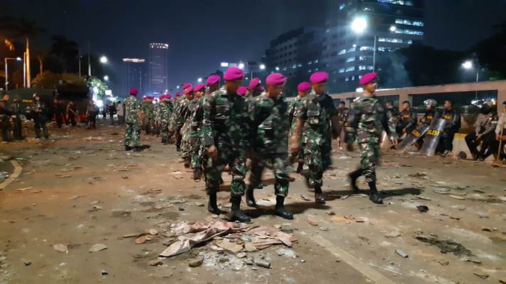 Lima Peleton Marinir Bertangan Kosong Bergerak ke Arah Senayan