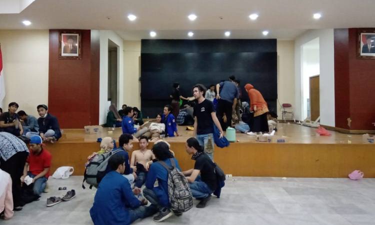  Puluhan Mahasiswa Pingsan Saat Mengikuti Unjuk Rasa di Gedung DPR