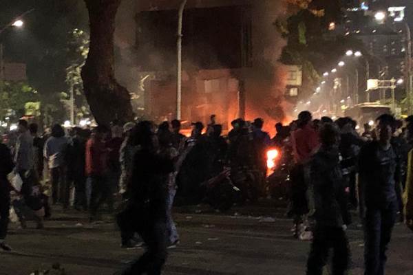  Pos Polisi Terbakar, Ada Kelompok Bertopi Khas di Tengah Massa