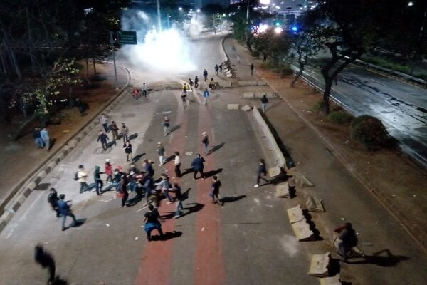  KUMPULAN FOTO, Demonstran Nyalakan Api Semangat Tatkala Malam