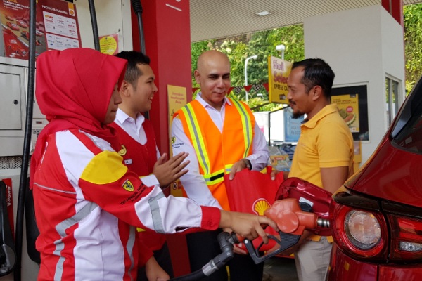 Direktur Retail Shell Indonesia Waqar Siddiqui (kedua kanan)/SHELL