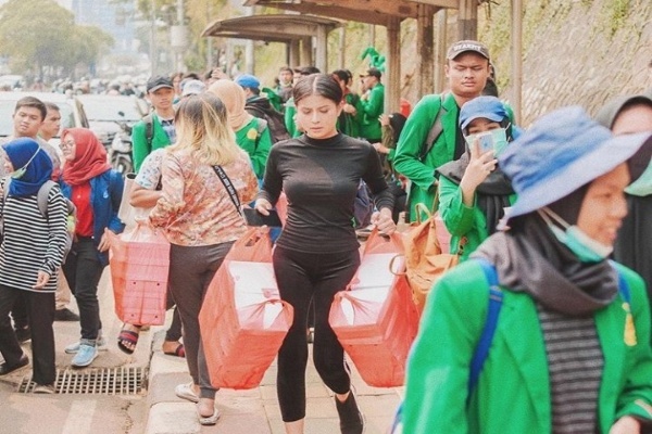  Disebut Pencitraan Saat Demo Mahasiswa, Awkarin Cuek