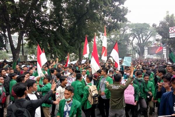 Ribuan mahasiswa di Medan saat melakukan demonstrasi di gedung DPRD Sumut/ANTARA-Juraidi