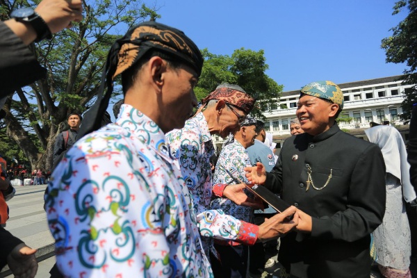  Pemkot Beri Berbagai Penghargaan di Hari Jadi ke-209 Kota Bandung