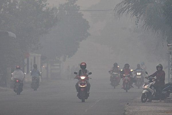 Warga berkendara menembus kabut asap di Jalan Nasional Banda Aceh, Tapak Tuan, Desa Suak Raya, Johan Pahlawan, Aceh Barat, Aceh, Kamis (27/7)./ANTARA-Syifa Yulinnas