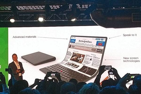 Lenovo memperkenalkan konsep laptop fleksibel dalam sebuah acara yang digelar di New York baru-baru ini./Twitter