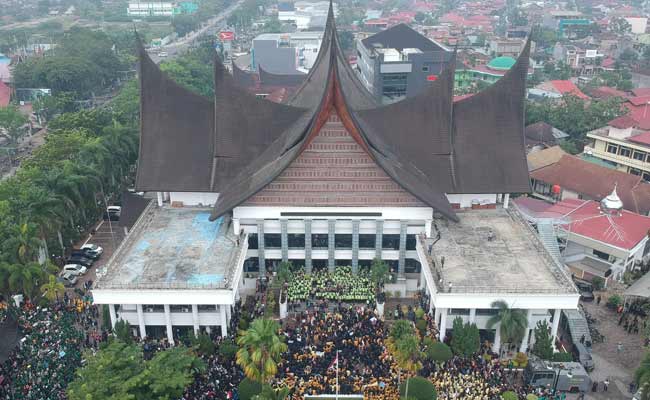  MAHASISWA DUDUKI KANTOR DPRD SUMBAR