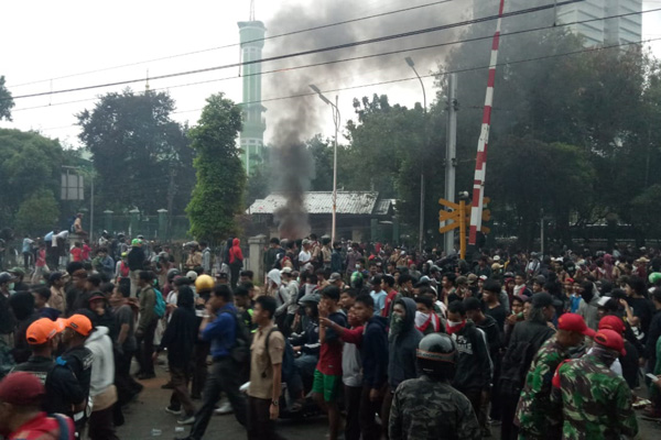  Terjebak Demonstrasi, Penumpang TransJakarta Protes ke Demonstran