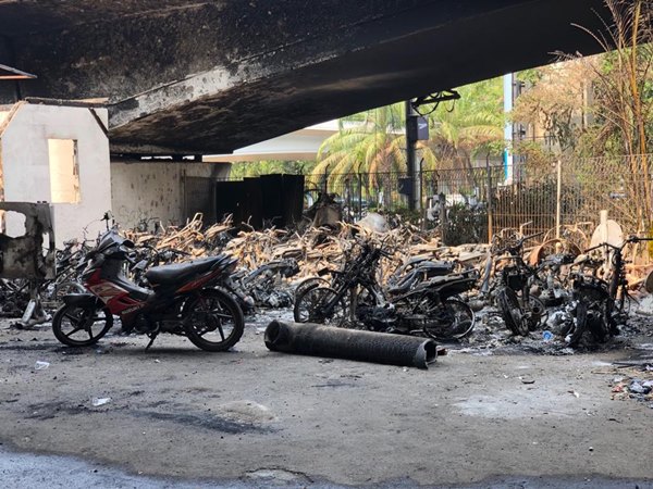 Belasan Kendaraan Sitaan dan Satu Pos Polisi Dibakar Massa Tadi Malam
