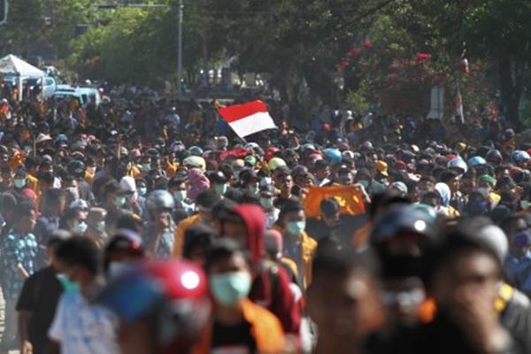 Mahasiswa berjalan menuju gedung DPRD Sulawesi Tenggara untuk melakukan aksi unjuk rasa di Kendari, Sulawesi Tenggara, Kamis (26/9/2019). Ribuan mahasiswa dari berbagai perguruan tinggi di Kendari tersebut menolak UU KPK hasil revisi dan pengesahan RUU KUHP/ANTARA-Jojon