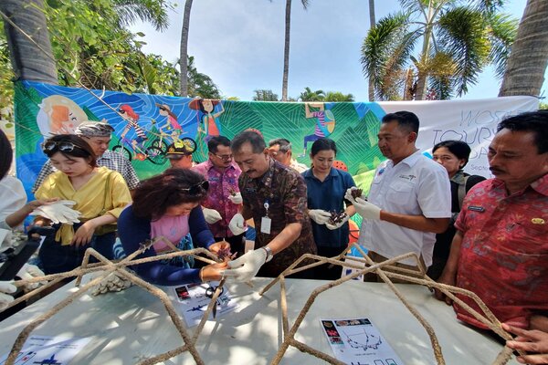  Pemprov Bali Tanam Terumbu Karang di Pantai Tulamben