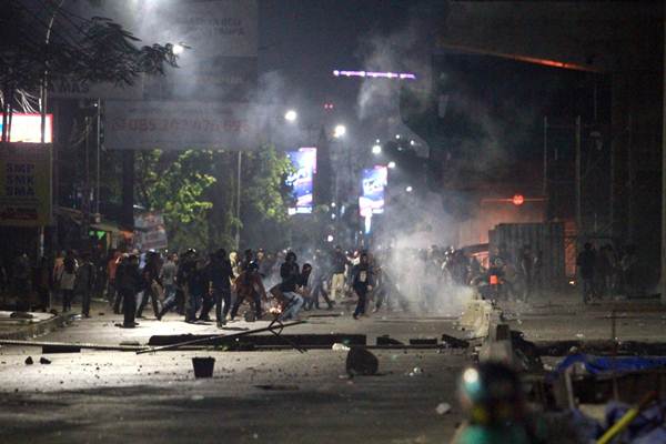 Massa Mahasiswa bentrok dengan aparat di depan Gedung DPRD Sulsel di Makassar/Bisnis-Paulus Tandi Bone