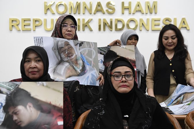 Kerabat mahasiswa Universitas Al Azhar, Faisal Amir mendatangi Komnas HAM untuk menyampaikan pengaduan di Jakarta, Jumat (27/9/2019). /ANTARA-Puspa Perwitasari